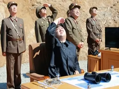 Pemimpin Korut, Kim Jong-un (tengah) menyaksikan peluncuran rudal balistik antarbenua Hwasong-14, ICBM , di barat laut Korea Utara. Wartawan independen tidak diberi akses untuk meliput acara ini. (KRT via AP Video)