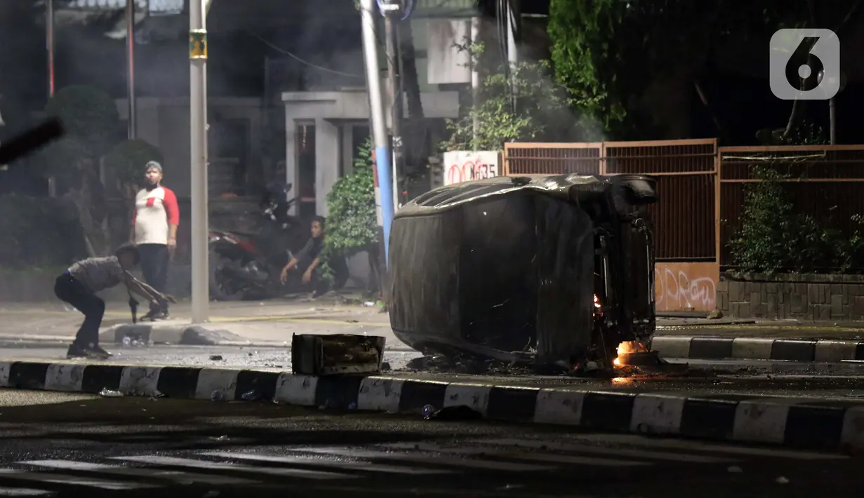 Massa melempar ke arah polisi di kawasan Gondangdia, Jakarta, Kamis (8/10/2020). Unjuk rasa menentang disahkannya Omnibus Law UU Cipta Kerja berujung aksi anarkis merusak berbagai fasilitas umum. (Liputan6.com/Helmi Fithriansyah)