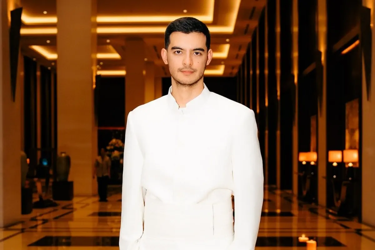 Ciccio Manassero pakai kemeja putih