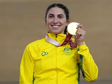 Atlet balap sepeda asal Australia, Paige Greco memegang medali emasnya setelah memenangkan nomor C1-3, 3000 m pursuit putri  Paralimpiade Tokyo 2020 di Izu, Jepang, Rabu (25/8/2021). Paige Greco keluar sebagai peraih medali emas pertama di Paralimpiade Tokyo 2020. (AP Photo/Shuji Kajiyama)