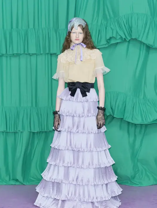 Fokus utama terlihat pada detail pengerjaan yang luar biasa, seperti bordir indah pada kemeja, jaket beludru, dan aksesoris seperti tas suede berumbai dan sepatu bertumit.  [Dok/Valentino].