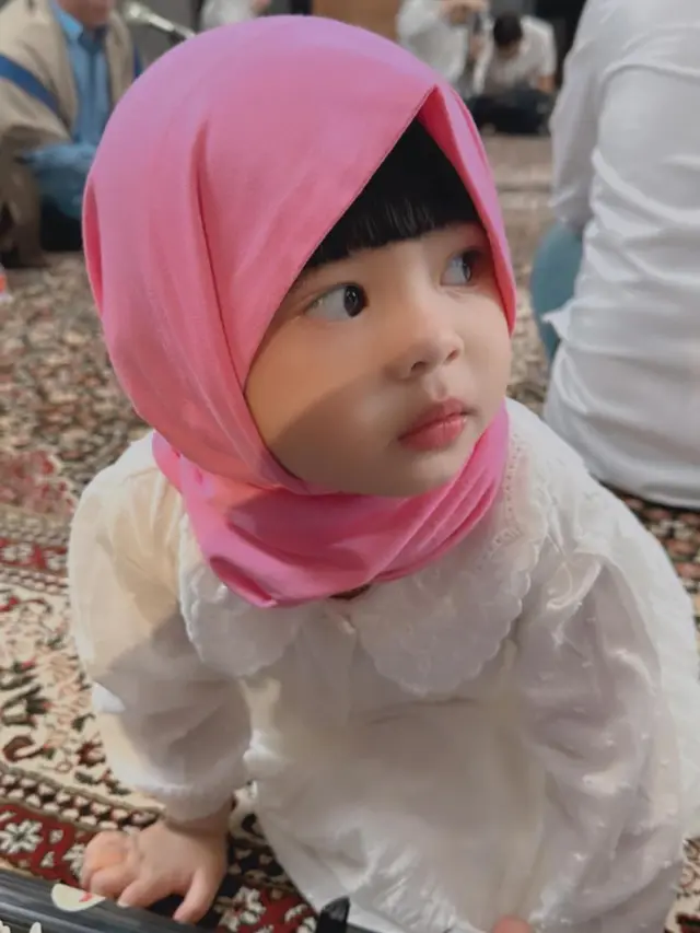 Potret Lucunya Ameena Anak Aurelie Hermansyah dan Atta Halilintar Berhijab Pink dan Berponi, Disebut Bak Boneka Hidup