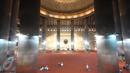 Suasana di dalam Masjid Istiqlal, Jakarta, Rabu (1/3). H-1 jelang kedatangan Raja Arab Saudi Salman bin Abdulaziz al-Saud ke Masjid Istiqlal penjagaan personel TNI mulai tampak di sejumlah sudut. (Liputan6.com/Immanuel Antonius)