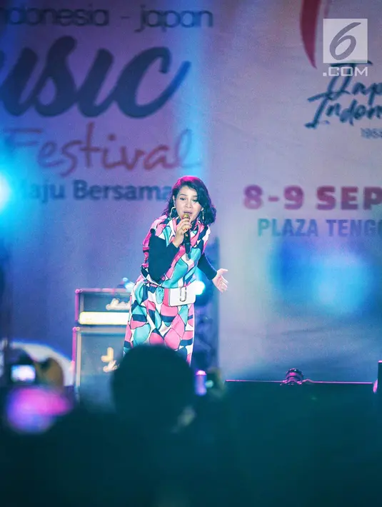 Penyanyi jazz Andien Aisyah tampil di panggung Jak-Japan Matsuri 2018 di Plaza Tenggara, Senayan, Jakarta, Sabtu (8/9). Penampilan Andien dimeriahkan dengan kerlap-kerlip lampu panggung. (Liputan6.com/Faizal Fanani)
