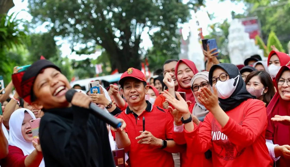 Farel Prayoga saat bernanyi dihadapan Bupati Banyuwangi Ipuk Fiestiandani beberapa waktu lalu (Istimewa)