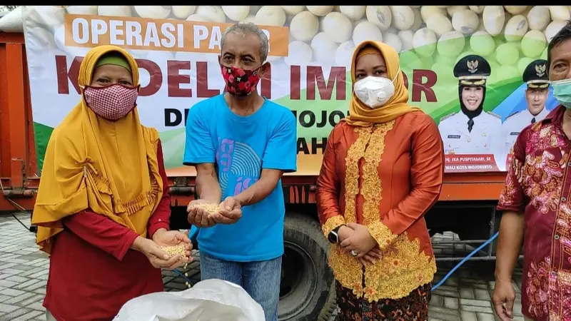 Operasi pasar tekan harga mahal kedelai di Mojokerto. (Istimewa)