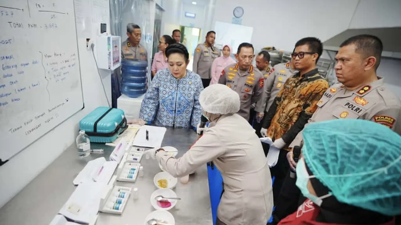 Kapolri Jenderal Listyo Sigit Prabowo bersama Ketua Komisi IV DPR RI Siti Hediati Hariyadi atau Titiek Soeharto meninjau Satuan Pelayanan Pemenuhan Gizi (SPPG) Polri di Karanganyar, Jawa Tengah (Jateng) (Istimewa)