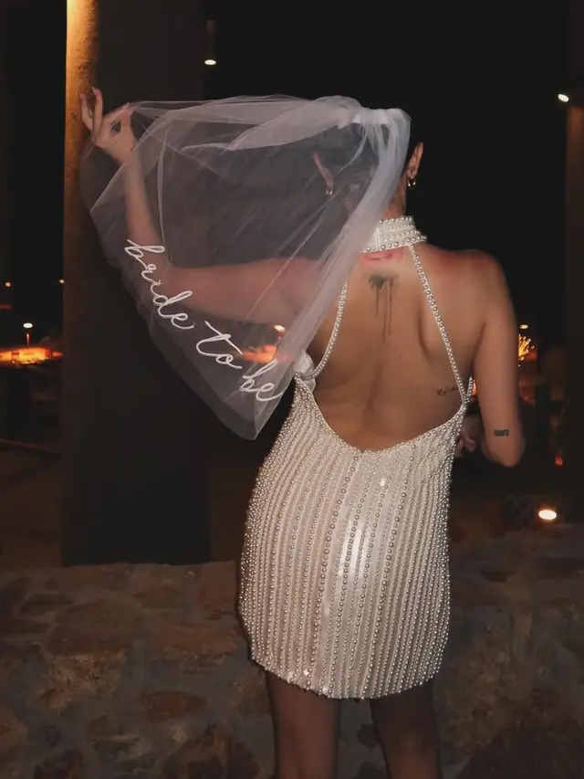 Dress penuh mutiara Selena Gomez saat Bachelorette Party di Meksiko aura pengantin terpancar. [@selenagomez]