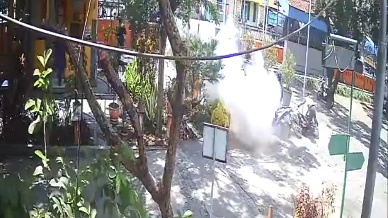 Penggalan rekaman CCTV pencuri di RSU Tongas Probolinggo melempar bomdet ke petugas keamanan. (Istimewa).
