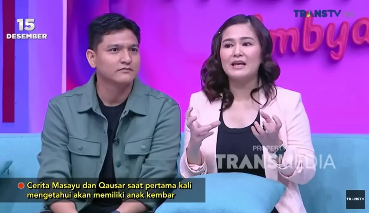 "Subuh-subuh nangis, karena capek, kaget, kurang tidur, terus harus ngurusin anak kecil, bayi dua yang nangisnya nggak tahu kenapa. Kita bingung, jadi kebawa nangis saja," ujar Masayu. [Youtube/TRANS TV Official]