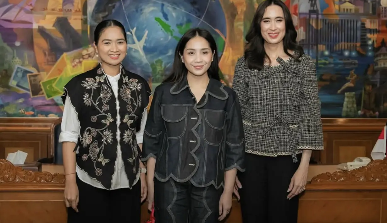 Jaket dengan aksen scalop hadirkan gaya yang begitu kasual namun tetap stylish.  [Foto: Instagram/ Widi Wardhana]