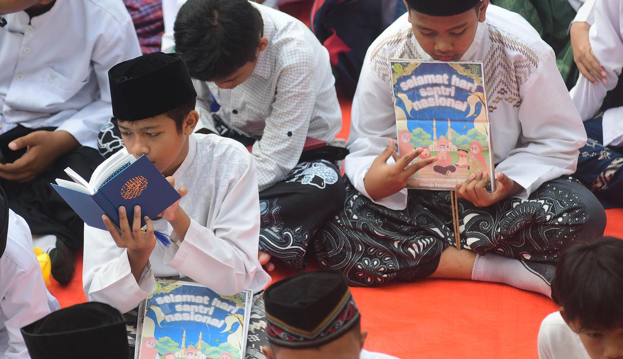 Sejumlah siswa melakukan kegiatan doa bersama saat peringatan Hari Santri Nasional 22 Oktober pada halaman sekolah di Yayasan Pendidikan Islam Al-Hidayah, Cinere, Depok, Jawa Barat, Rabu (22/10/2025). (merdeka.com/Arie Basuki)