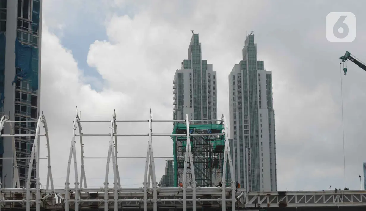 Pekerja menyelesaikan proyek kontruksi halte Light Rail Transit (LRT) di Jakarta, Selasa (8/12/2020).  Lintasan LRT yang memiliki total panjang 44 km dengan double trek dari 17 stasiun semua halte di Kuningan akan disatukan dengan stasiun LRT. (merdeka.com/Imam Buhori)