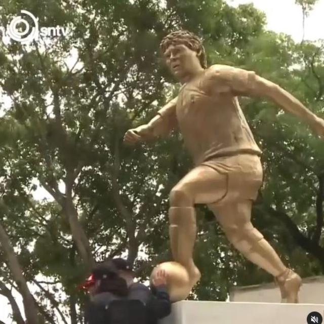 Patung Diego Maradona di Argentina