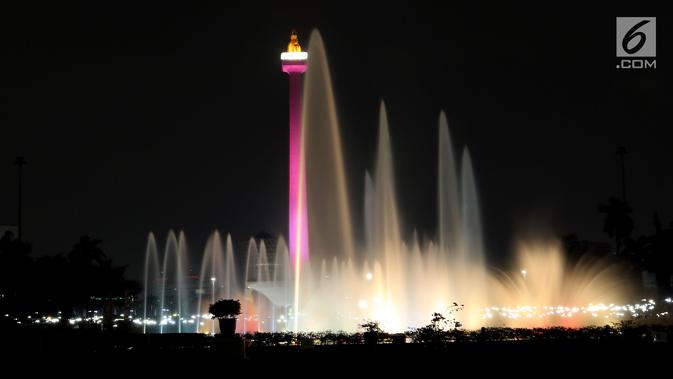 Air mancur yang dihiasi lampu saat di resmikan oleh Gubernur DKI Jakarta Djarot Saiful Hidayat di kawasan Monumen Nasional (Monas), Jakarta, Sabtu malam (12/8). (Liputan6.com/Johan Tallo)