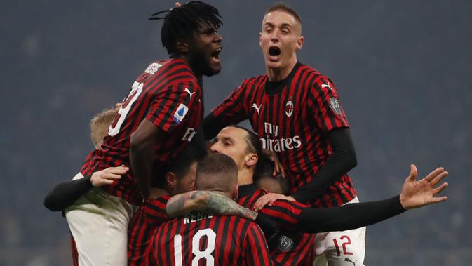 Striker AC Milan, Zlatan Ibrahimovic, berselebrasi dengan rekan setimnya usai mencetak gol ke gawang Inter Milan pada laga pekan ke-23 Serie A di Giuseppe Meazza, Minggu (9/2/2020). Sempat tertinggal, Inter Milan sukses mengemas kemenangan 4-2 dari rival sekota AC Milan. (AP/Antonio Calanni)