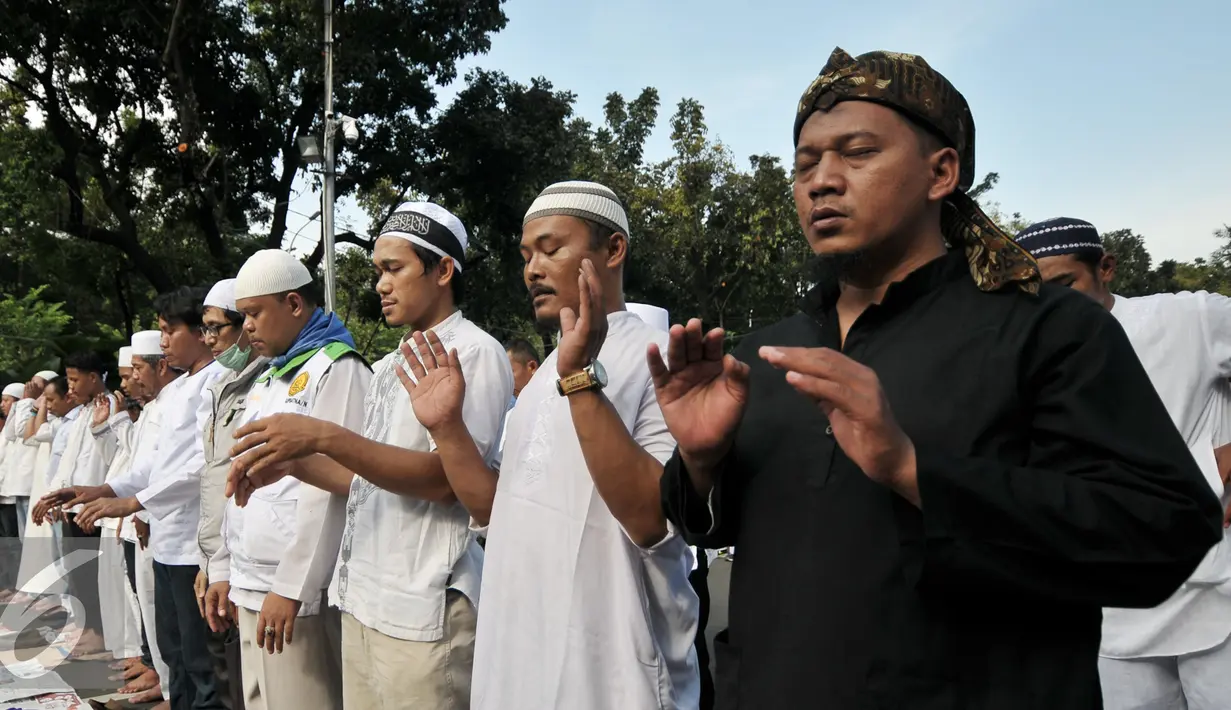 Sejumlah demonstran melaksanakan salat ashar di depan Balai Kota, Jalan Medan Merdeka Selatan, Jakarta, Jumat (4/11). Meski kesulitan untuk mendapatkan air untuk wudhu, tidak mengurangi niat mereka untuk melaksanakan ibadah. (Liputan6.com/Yoppy Renato)