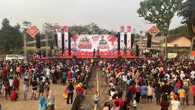 Konco Kulo Moeldoko mengadakan sebuah pesta rakyat yang bertujuan untuk mempererat tali silaturahmi di Kediri, Jawa Timur.