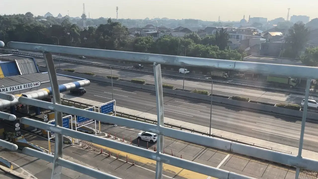 Lalu lintas di Tol Dalam Kota terpantau lancar di kedua arah pada hari ini, Senin (1/9/2025). Adapun itu terlihat mulai dari arah Bogor, TMII hingga Cawang.