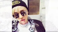 Miley Cyrus Rayakan Hari Ibu di Kuburan