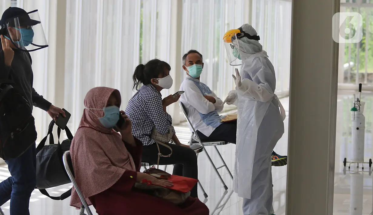 Petugas medis berbincang dengan warga yang mengikuti swab test massal di Rumah Sakit Universitas Indonesia (RSUI), Depok, Jawa Barat, Selasa (2/6/2020). RSUI menggelar program pekan swab test massal mulai tanggal 2-19 Juni 2020. (Liputan6.com/Herman Zakharia)