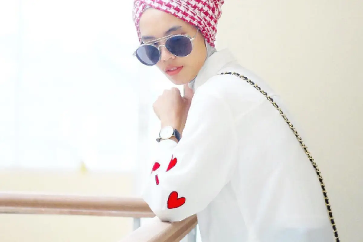 Style Iymel, Hijabers Cantik yang Suka Tabrak Warna Outfit