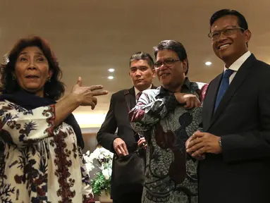 Menteri Kelautan dan Perikanan, Susi Pudjiastuti (kedua kiri) menerima Menteri Pertanian Malaysia Dato Shabery Cheek (kanan) di Kementerian Kelautan dan Perikanan, Jakarta, Jumat (29/4/2016). (Liputan6.com/Faizal Fanani)