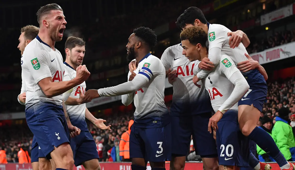 Para pemain Tottenham merayakan gol yang dicetak Dele Alli ke gawang Arsenal pada laga perempat final Piala Liga di Stadion Emirates, London, Rabu (19/12). Arsenal kalah 0-2 dari Tottenham. (AFP/Ben Stansall)