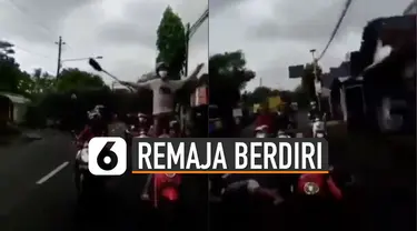 Hal tidak terduga terjadi ketika remaja yang naik di atas motor itu kehilangan keseimbangan.