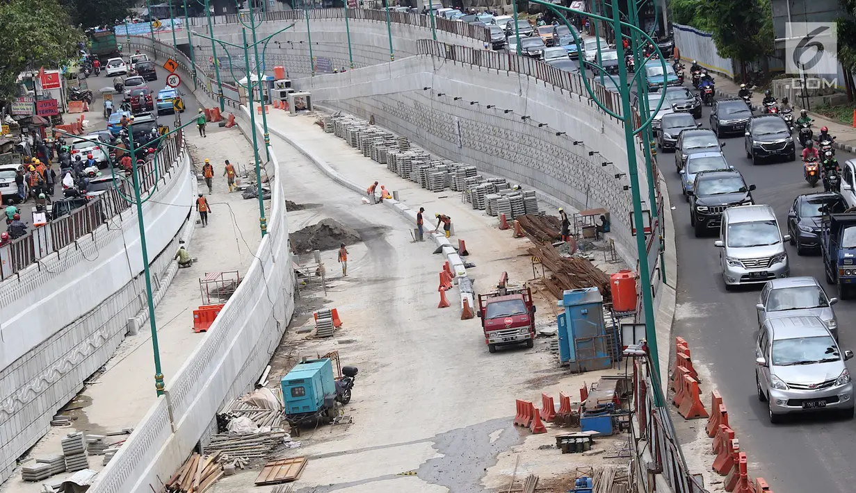 Pekerja menyelesaikan pembangunan Underpass Mampang di Jakarta, Senin (12/3). Dari progres pembangunan, underpass ini telah mencapai 90 persen. (Liputan6.com/Immanuel Antonius)