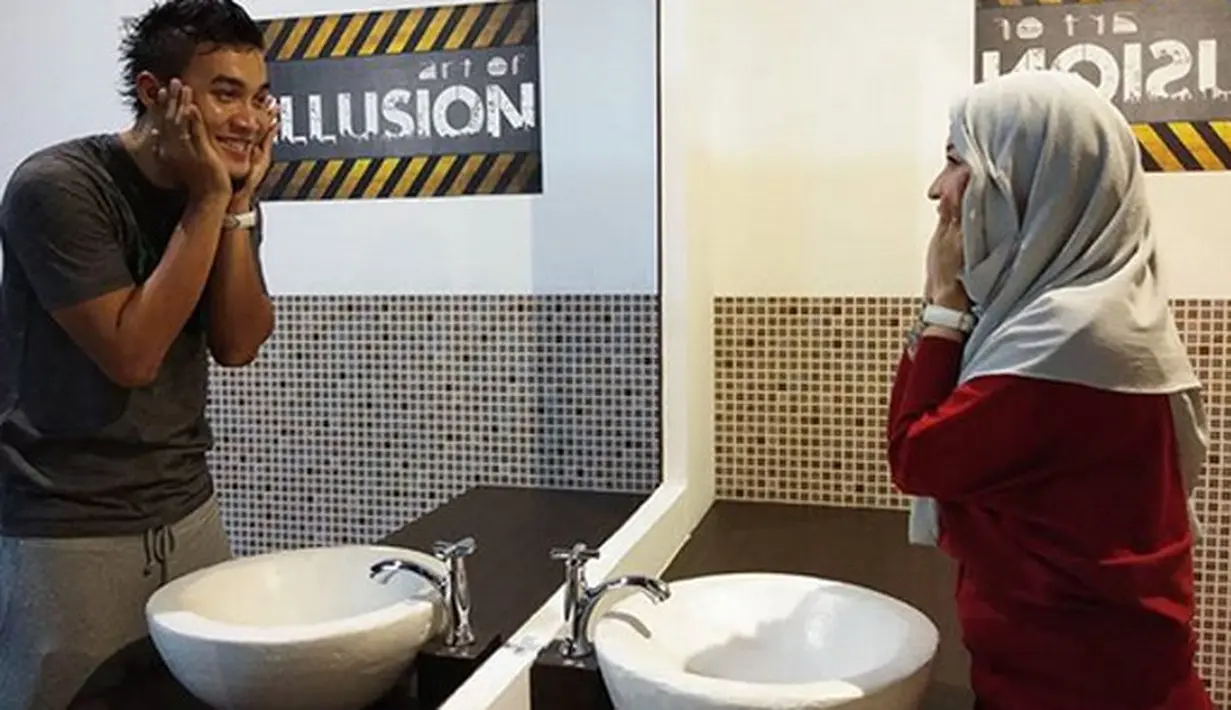 "Sayang aja masuk ke akun gosip jadi memancing orang untuk berpikiran negatif. Itu sebenarnya foto udah lama. Tapi masuk ke akun gosip baru sekarang. Makanya ramai," kata Okie Agustina saat dihubungi wartawan melalui pesan singkat, Rabu (15/11/2017).