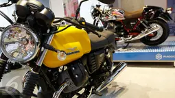 Sepeda motor Moto Guzzi V7 Stone (kuning) dan Moto Guzzi V7 Racer dipamerkan di Jakarta Selatan, (21/01). Mereka akan mengelilingi Pulau Lombok dengan mengabadikan tempat eksotis dalam ajang Indonesia Moto Adventure 2016. (Liputan6.com/Fery Pradolo)