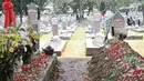 Makam Presiden ke-3 RI BJ Habibie (kanan) yang berdampingan dengan makam Ainun Habibie di TMP Kalibata, Jakarta, Minggu (15/9/2019). Sejumlah warga masih terlihat mengunjungi makam Habibie untuk berziarah. (merdeka.com/Iqbal Nugroho)