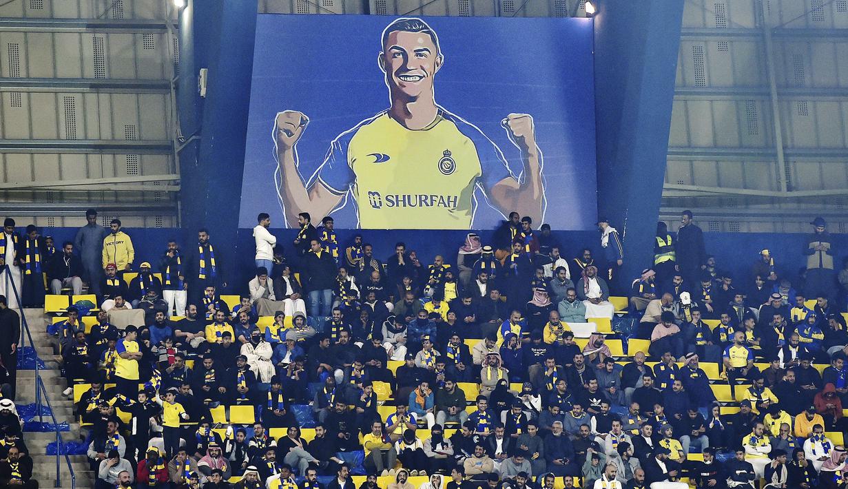 Foto Cristiano Ronaldo terpampang di billboard stadion saat laga lanjutan Liga Pro Arab Saudi 2022/2023 antara Al Nassr melawan Al Ettifaq yang berlangsung di Mrsool Park, Riyadh, Arab Saudi, Minggu (22/01/2023). Al Nassr berhasil menang dengan skor 1-0 dan kini menempati puncak klasemen sementara Liga Pro Arab Saudi 2022/2023. (AP Photo)