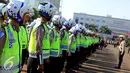 Anggota kepolisian dari satuan lalu lintas berbaris usai Apel Pasukan Operasi Ketupat Jaya 2015 di Mapolda Metro Jaya, Jakarta, Kamis (9/7/2015). Operasi Ketupat 2015 dilaksanakan 9 sampai 25 Juli 2015. (Liputan6.com/Helmi Afandi)