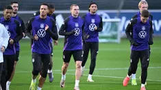 Gelandang tim nasional Jerman, Joshua Kimmich (tengah) bersama rekan setimnya menghadiri sesi latihan bersama di stadion di Frankfurt am Main, Jerman, pada 11 November 2024. (Kirill KUDRYAVTSEV/AFP)