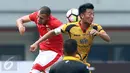 Penyerang Persija, Luiz Carlor Jr (kiri) berebut bola dengan gelandang Mitra Kukar Bayu Pradana saat laga lanjutan Liga 1 Indonesia di Stadion Patriot Candrabhaga, Bekasi, Minggu (14/5). Laga keduanya berakhir imbang 1-1. (Liputan6.com/Helmi Fithriansyah)