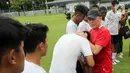 Ketua Umum PSSI Mochamad Iriawan berpamitan kepada pemain Timnas Indonesia U-20 usai latihan untuk Piala Asia U-20 2023 di Lapangan A, Kompleks Stadion Utama Gelora Bung Karno (SUGBK), Jakarta, Rabu (15/02/2023). Mochamad Iriawan berpamitan dengan pemain Timnas Indonesia U-20 dan pelatih Shin Tae-yong. (Liputan6.com/Herman Zakharia)