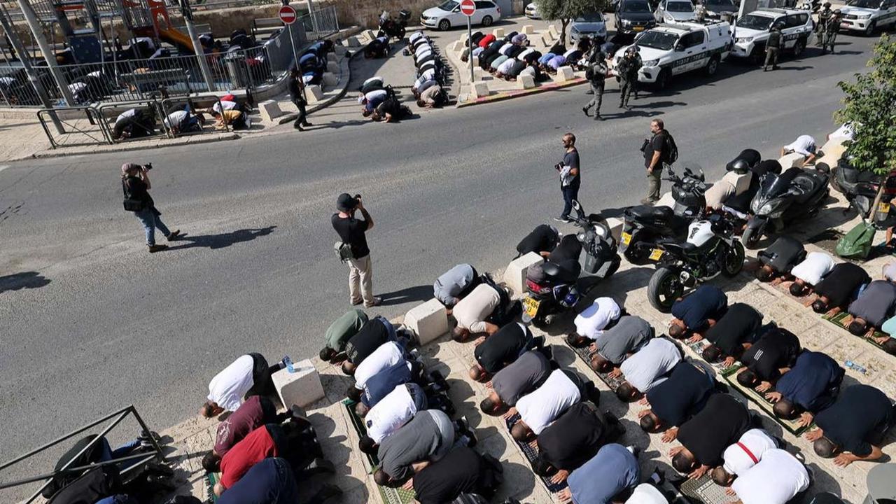 Sejumlah muslim Palestina tak gentar melaksanakan salat Jumat meskipun mendapat penjagaan ketat dari polisi Israel bersenjata lengkap&nbsp;di Yerusalem, pada 3 November 2023.