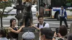 Pasangan berpose untuk berfoto di samping patung "Hachiko" di depan stasiun Shibuya di pusat kota Tokyo menjelang peringatan 100 tahun kelahiran anjing legendaris tersebut bulan ini pada 6 November 2023. (Richard A. Brooks / AFP)