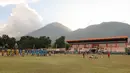 Ratusan anak mengikuti coaching clinic yang dilakukan oleh Malut United di Stadion Marimoi, Tidore, Selasa (15/8/2023) sore WIB. (Bola.com/Okie Prabhowo)