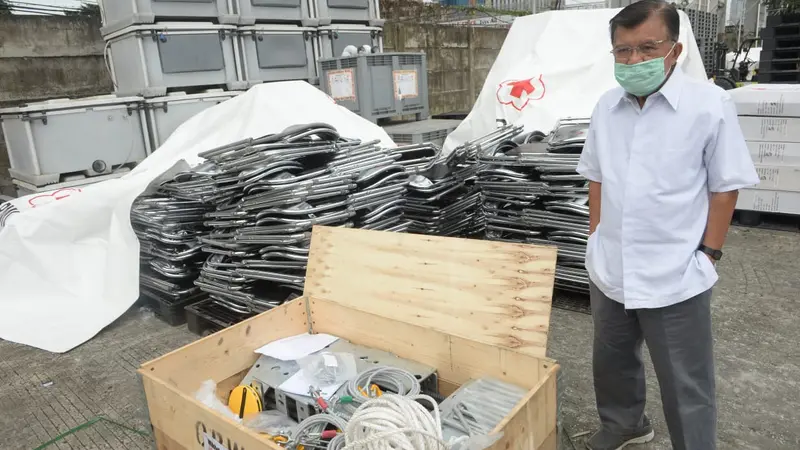 Ketua PMI Jusuf Kalla meninjau pembangunan gudang logistik tambahan di Jakarta Selatan.