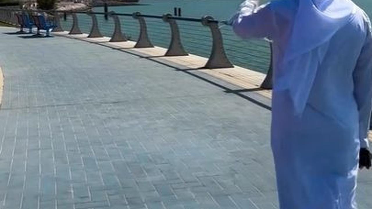 Dalam sebuah unggahan akun noon_uae menampilkan pria berjubah putih berjalan menghampiri kurir yang terlihat terbang menggunakan jetpack.