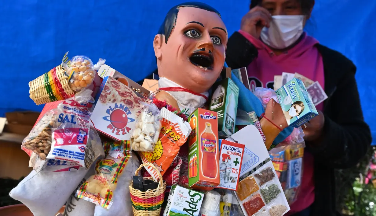 Pemandangan boneka Ekeko selama Alasitas Fair tahunan di La Paz, pada 24 Januari 2022. Perayaan itu untuk menghormati dewa Aymaran, Ekko. Menurut tradisi Andes, ia memberikan kekayaan duniawi dan menyenangkan permintaan para penyembahnya. (AIZAR RALDES / AFP)
