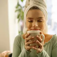 Minuman Takjil/copyright Pexels.com https://www.pexels.com/photo/a-woman-holding-a-cup-with-eyes-closed-7155638/