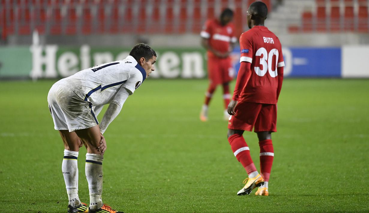 Gelandang Tottenham, Erik Lamela, tampak kecewa usai gagal meraih kemenangan atas Antwerp pada laga lanjutan Liga Eruopa 2020/2021 di BosuilStadion, Jumat (30/10/2020) dini hari WIB. Tottenham kalan 0-1 oleh Antwerp. (AFP/John Thys)