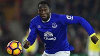 Striker Everton, Romelu Lukaku, berusaha mengejar bola saat melawan Southampton pada laga Premier League di Stadion St Mary's, Inggris, Minggu (27/11/2016). (AFP/Glyn Kirk)