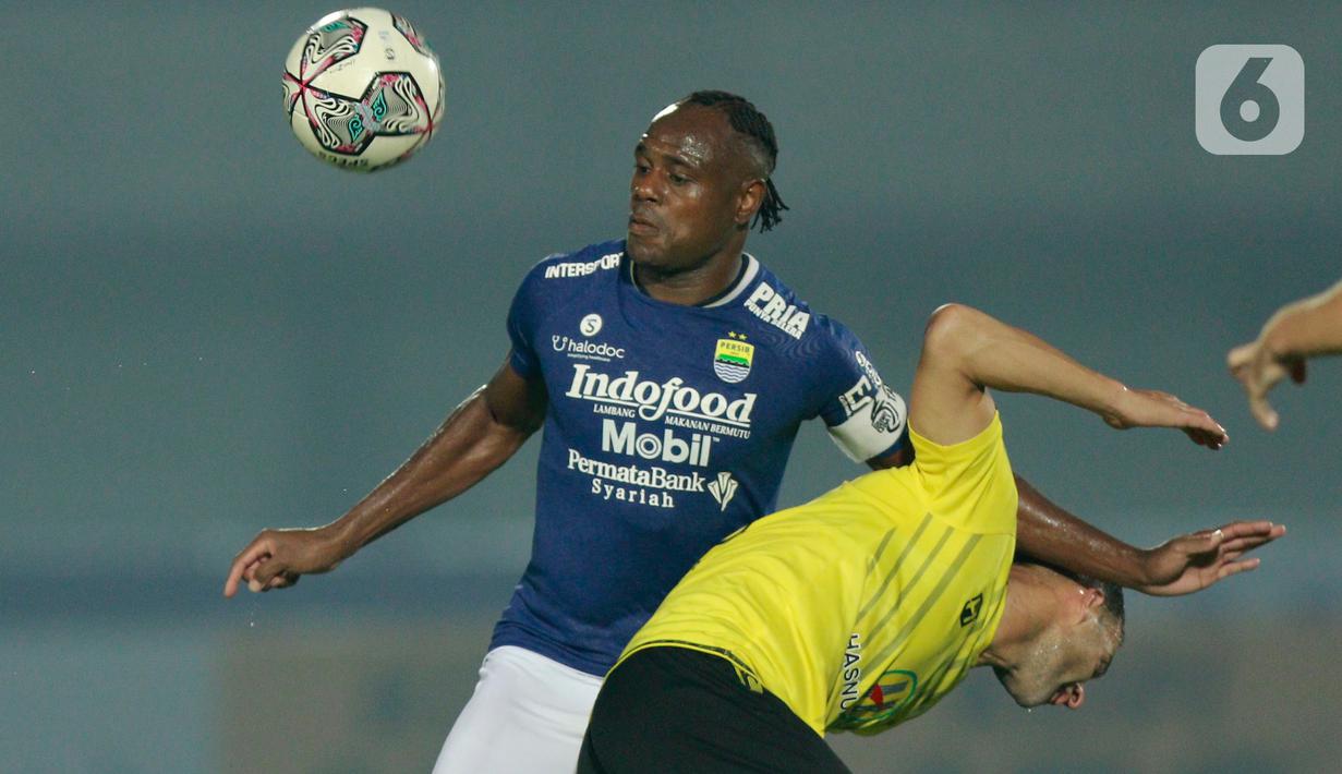 Bek Persib Bandung, Victor Igbonefo, berebut bola dengan pemain Barito Putera, Aleksandar Rakic, pada laga BRI Liga 1 di Stadion Indomilk Arena, Tangerang, Sabtu (4/9/2021). Persib Bandung menang tipis 1-0 lewat gol telat Marc Klok. (Bola.com/M Iqbal Ichsan)