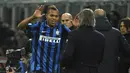 Pemain Inter Milan, Jonathan Biabiany(kiri) merayakan gol bersama pelatih Inter Milan,  Roberto Mancini  pada lanjutan liga Italia Serie A, Inter Milan vs Frosinone di Stadion  San Siro, Milan, Senin (23/11/2015) dini hari WIB. (AFP Photo/Olivier Morin)