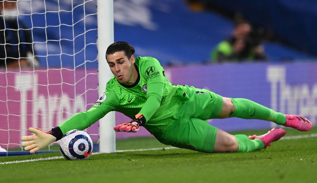 Kepa Arrizabalaga merupakan kiper termahal yang pernah direkrut oleh klub Liga Inggris. Sempat tak tergantikan di dua musim perdananya, akhirnya dirinya mulai tergeser akibat inkonsistensi dan blunder yang kerap tercipta, ditambah kedatangan Edourd Mendy. (Foto: AFP/Pool/Shaun Botterill)